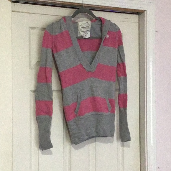 Sweater with hood - Picture 1 of 3